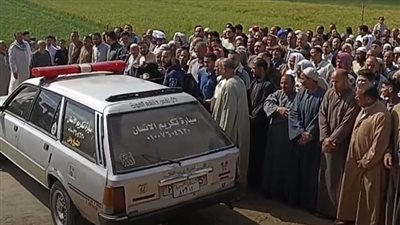 رفضت العودة للمنزل فقتلها.. المئات يشيّعون جثمان ربة منزل لقيت مصرعها على يد زوجها بالبحيرة | بث مباشر