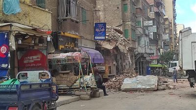 أول تعليق لرئيس حي غرب الإسكندرية على انهيار عقار الورديان: صادر له قرار إزالة ومالك المنزل لم يستجب | بث مباشر