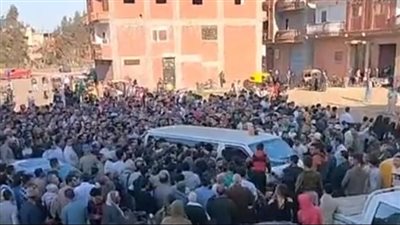 الكل يبكي عليه.. المئات يشيعون جثمان الشاب ضحية غدر الأصدقاء بأوغندا عقب وصوله مصر | بث مباشر