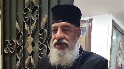 يجمعنا وطن واحد.. وكيل مطرانية الأقباط الكاثوليك بالغردقة يزين الشوارع بفانوس وزينة رمضان | بث مباشر