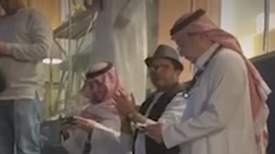 ترحيب حار من الجماهير بـ محمد هنيدي خلال مباراة الأهلي والزمالك بالسعودية | فيديو