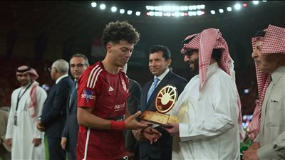 إمام عاشور يحصد جائزة أفضل لاعب في مباراة الأهلي والزمالك