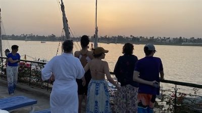 وقفوا منبهرين..لحظات الغروب الساحر بالأقصر تخطف أنظار وقلوب السائحين|صور