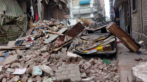 تحطم سيارتين ومحل