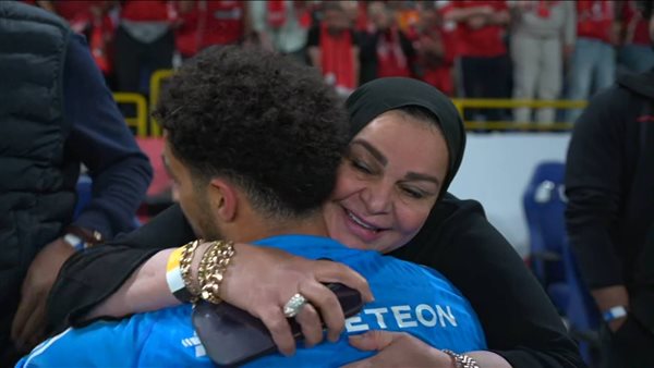 مصطفى شوبير ووالدته