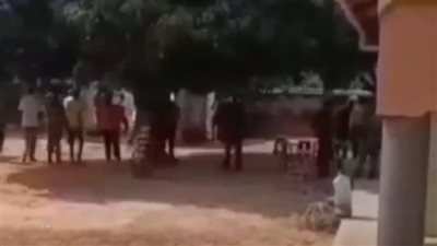 أول ظهور لـ المتهمين بقتل صاحبهم المصري في أوغندا خلال تمثيلهم للجريمة | بث مباشر