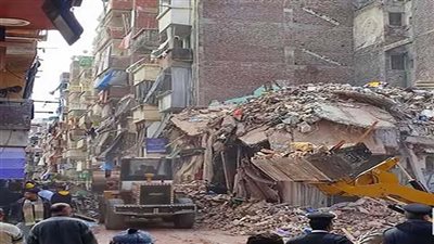 تسبب في وفاة 4 أشخاص من أسرة واحدة.. استمرار أعمال رفع الأنقاض من عقار الورديان المنهار بالإسكندرية | بث مباشر