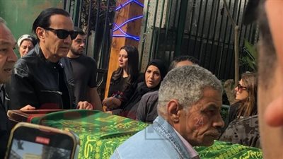 بملامح حزينة.. طارق علام يحمل نعش والدة زوجته لمثواها الأخير| بث مباشر 