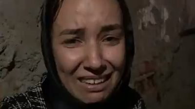 لقيت حتفها على يد ممرض.. طبيبة تحتضن قبر والدتها باكية بالإسماعيلية: بتجيلي في المنام مخنوقة | بث مباشر