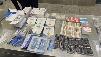 ضبط 12 راكبًا بعضهم حاول تهريب تليفونات وساعات ومستحضرات تجميل وآخرين بحوزتهم مخدرات وعاج