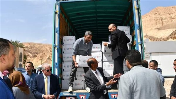 توزيع 300 كرتونة