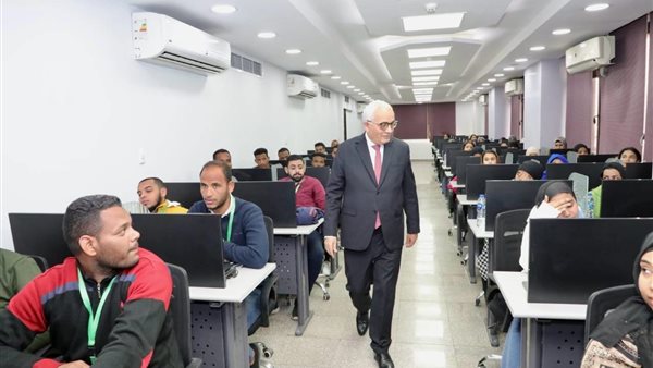 وزير التعليم مع المعلمين-