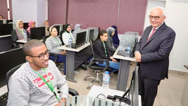 وزير التعليم مع المعلمين 