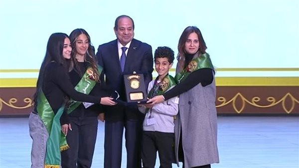 السيسي يكرم عددًا