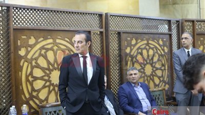 طارق علام يستقبل المعزين في وفاة حماته بمسجد الحامدية الشاذلية