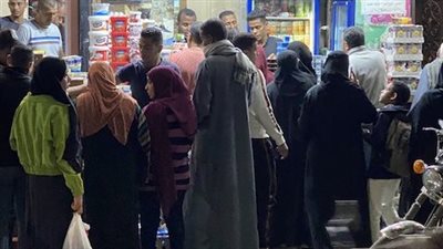 الكل في الشارع بيشتري زبادي.. ازدحام بشوارع الأقصر استعدادًا لأول سحور برمضان 