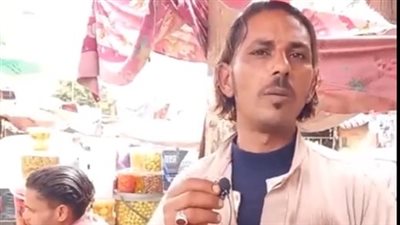 قصة كفاح أشهر بائع مخللات بأسيوط: جاي من الفيوم.. وحاجتنا نضيفة بنعملها بأيدينا| بث مباشر