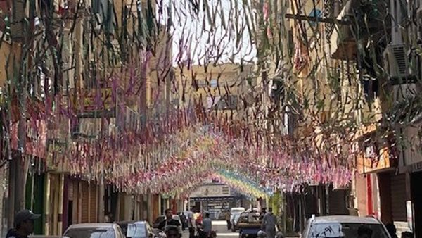 الأوراق الملونة تزين