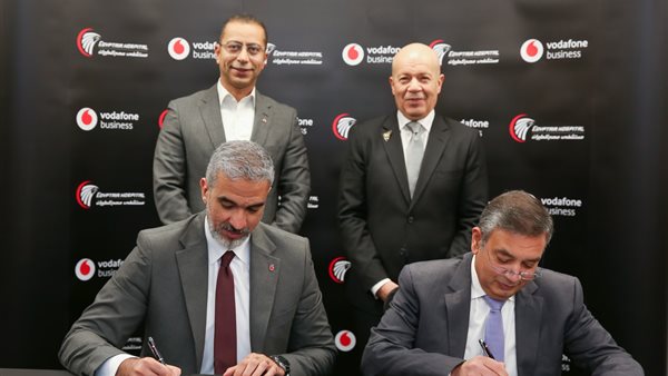 أثناء توقيع البروتوكول