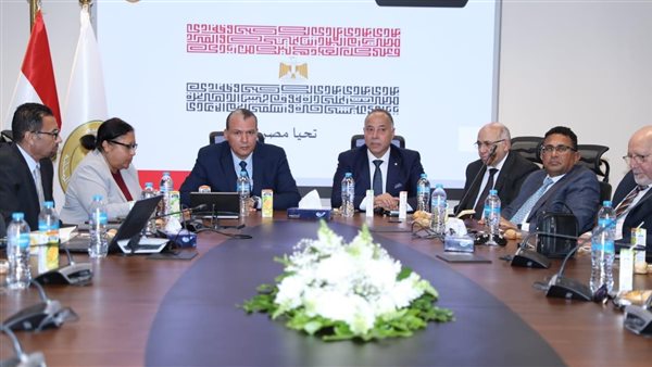 جانب من توقيع العقد