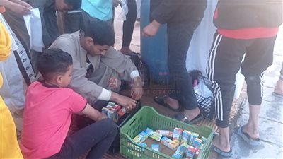 أهل الجدعنة والكرم.. أهالي دشنا يوزعون وجبات غذائية وعصائر على ركاب القطارات في أول يوم رمضان| فيديو