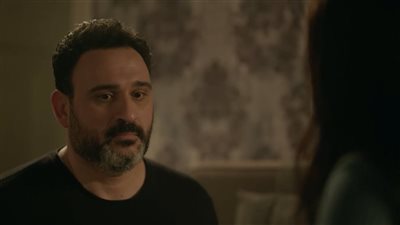 ملخص الحلقة الأولى من مسلسل بابا جه.. أكرم حسني عاطل ونسرين أمين تتشاجر معه