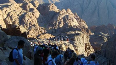 469 سائحا يصعدون جبل موسى بمدينة سانت كاترين اليوم