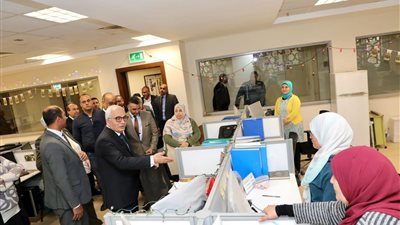 وزير التعليم يتفقد العمل داخل ديوان الوزارة في رمضان ويقدم التهنئة للعاملين