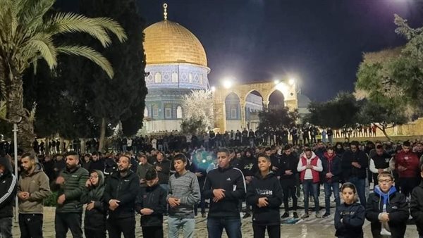 المصلون في المسجد