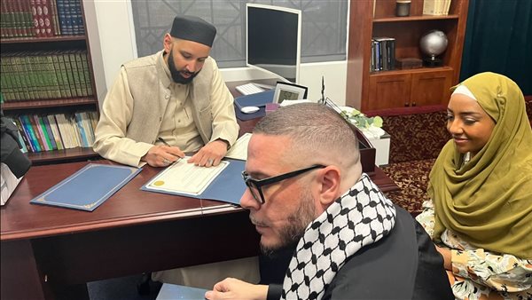 شون كينج وزوجته يعتنقان