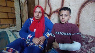 لو جيت ناحية ابني هموتك.. مدرس يعتدي بالضرب على تلميذ في أحد شوارع المحلة