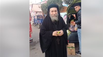 قس يوزع البلح على الصائمين في الشارع: عايزين نبقى على قلب رجل واحد.. ومعلق فانوس في بيتي| فيديو