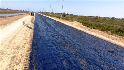 محافظ أسوان يتابع الأعمال الجارية بمشروع رصف طريق بلانة كلابشة