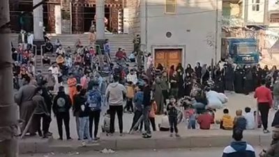 للمشاركة في الجنازة.. أهالي قرية أبو طبل بكفر الشيخ ينتظرون جثمان ضحية زوجها | بث مباشر 