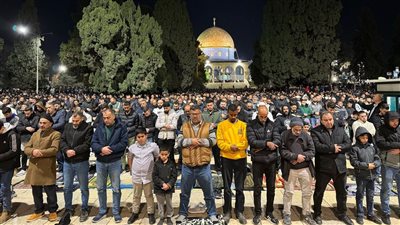 40 ألفا يؤدون صلاتي العشاء والتراويح في المسجد الأقصى