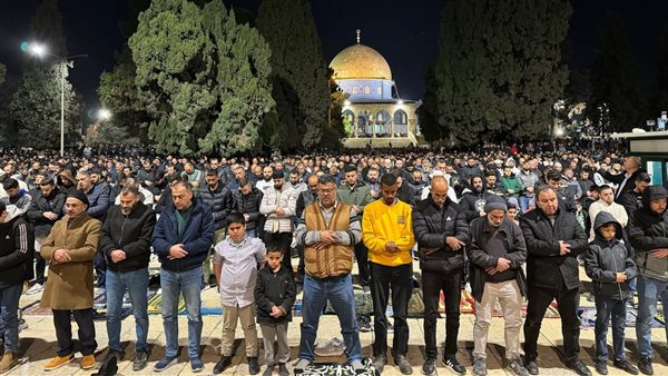 40 ألفا يؤدون صلاتي