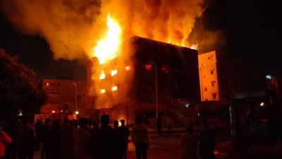 السيطرة على حريق بمصنع أثاث وموبيليا في 15 مايو | صور