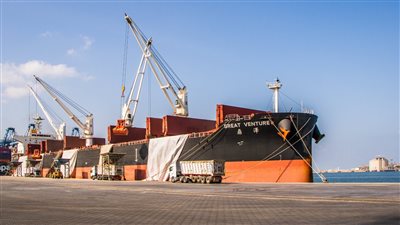 مصر تستقبل حمولة بـ63 ألف طن قمح من روسيا لصالح السلع التموينية