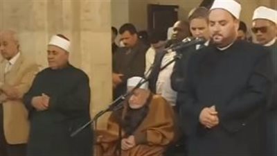 بحضور أحمد عمر هاشم.. خشوع وبكاء المصلين في صلاة التراويح بالجامع الأزهر الشريف| بث مباشر