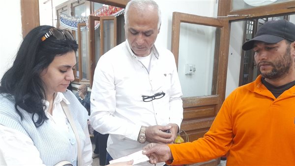 العامل الأمين يسلم