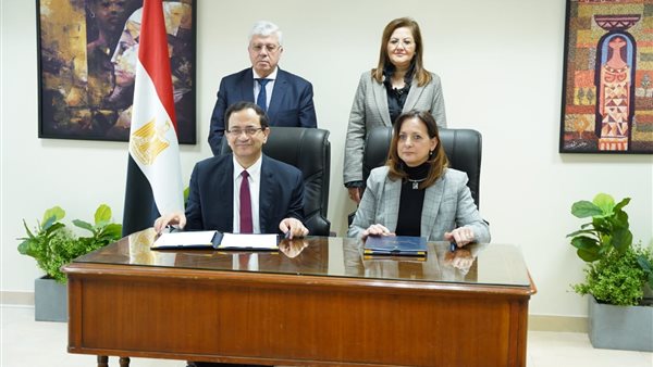 جانب من التوقيع 