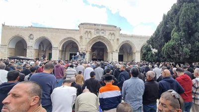 80 ألفًا يؤدون صلاة الجمعة الأولى من رمضان بالأقصى.. وإسرائيل تمنع الأطقم الطبية من الدخول | صور