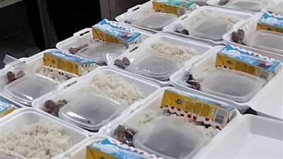 شباب السويس يقدمون 300 وجبة إفطار لغير القادرين.. وسيدات القليوبية يُجهزن 400 وجبة: نفسي نستمر طول العام | بث مباشر