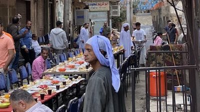 بأيادٍ مسيحية مسلمة.. أهالي الأقصر ينظمون مائدة إفطار بطول الشارع ويوزعون وجبات مغلفة على المستشفيات والمساجد