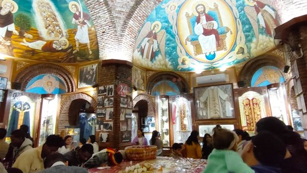 المسيحيون يتوافدون