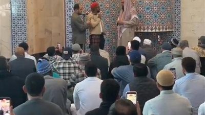 مغني الراب الأمريكي ليل جون يعتنق الإسلام في مسجد بلوس أنجلوس