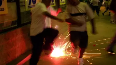 الصاروخ طار في عينه.. انفجار قرنية سائق خلال اللعب مع صديقه بألعاب نارية بالمطرية