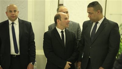 فى ظهر صديقه.. الكاتب الصحفي محمد كمال يستقبل عزاء حبيبة بجوار والدها أيمن الشماع