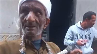 مسحراتي كفيف يجوب الشوارع بأسيوط: بسحر الناس من 17 سنة.. وبدأتها بجركن | بث مباشر