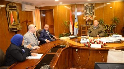 محافظ أسيوط يلتقي مسئولي البنك الزراعي لدعم الأسر الأكثر احتياجًا